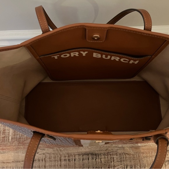 Tory Burch Gemini link tote. - Picture 4 of 11